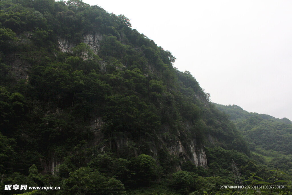 青山葱郁的自然景致