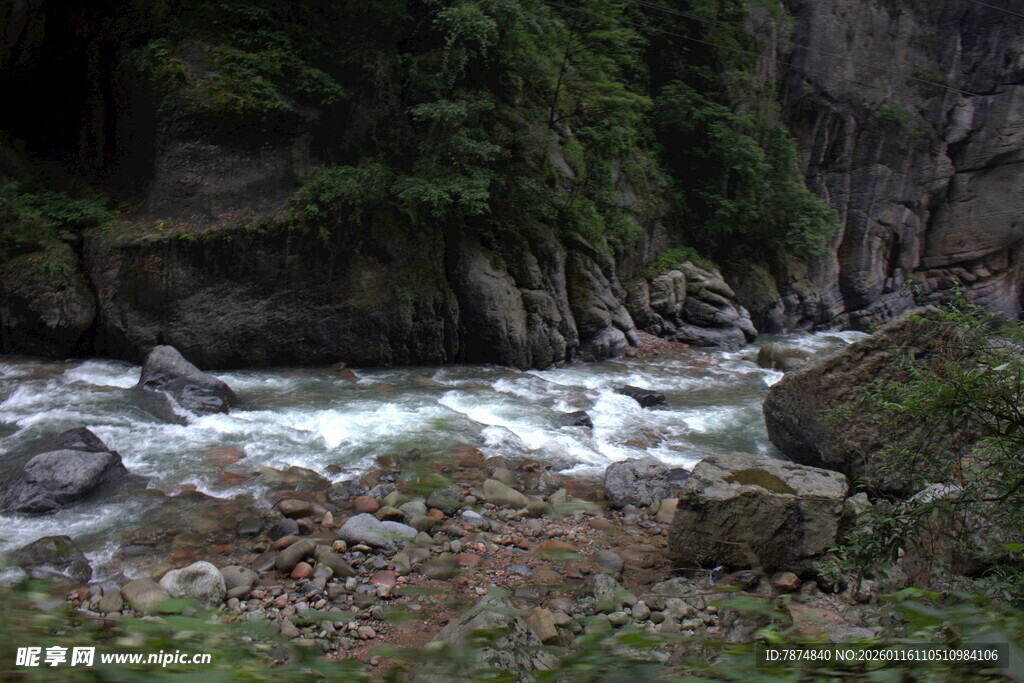 山间湍急溪流穿岩石