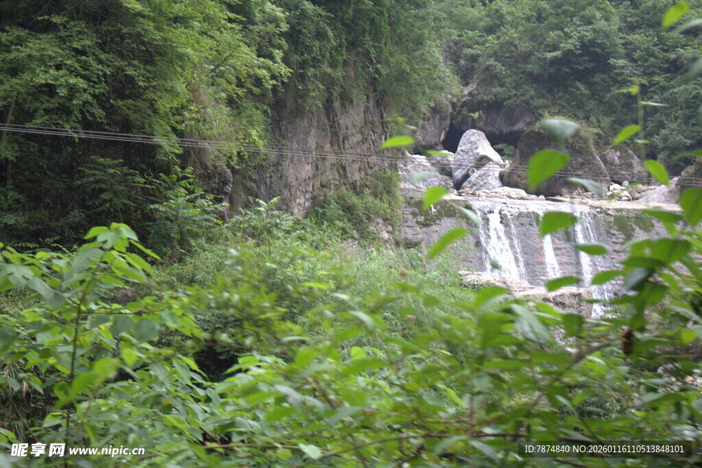 山林中的白色雕塑景观