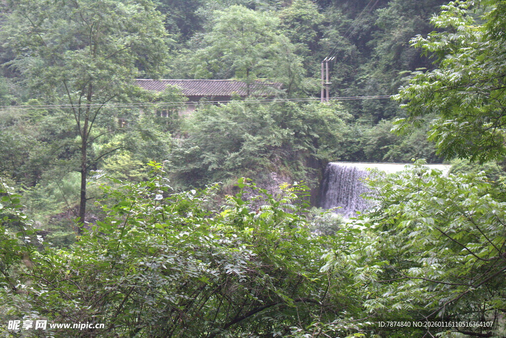 山林间的隐秘瀑布景观