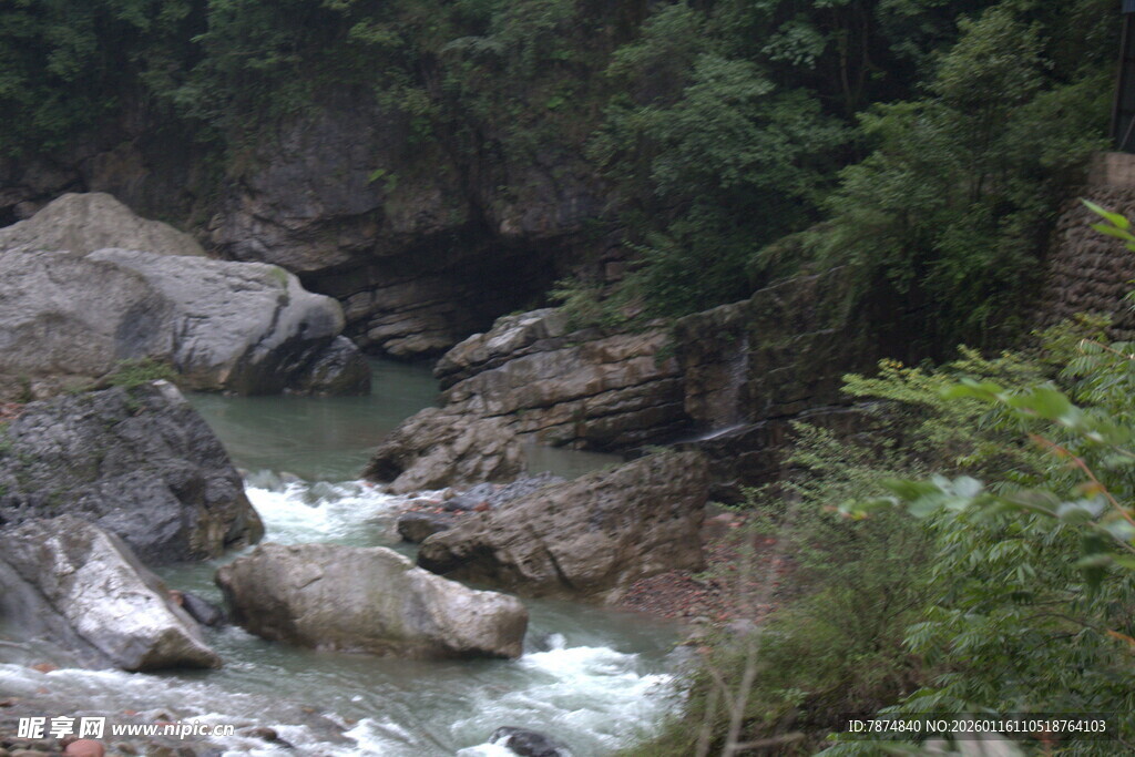 山间溪流 石木环绕之景