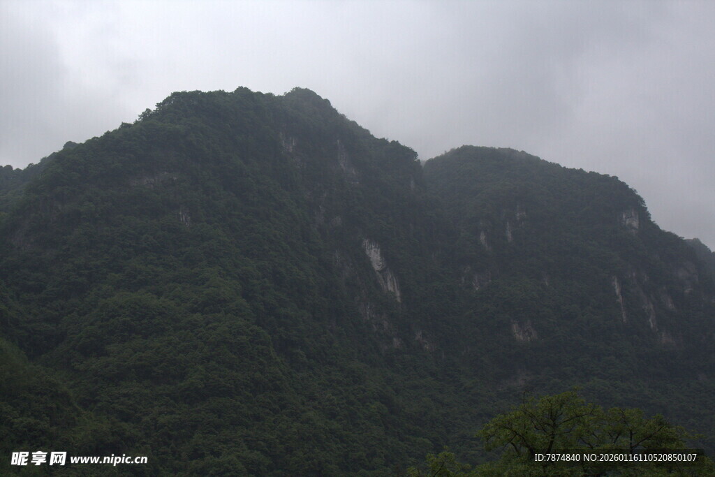 云雾缭绕的巍峨山峰