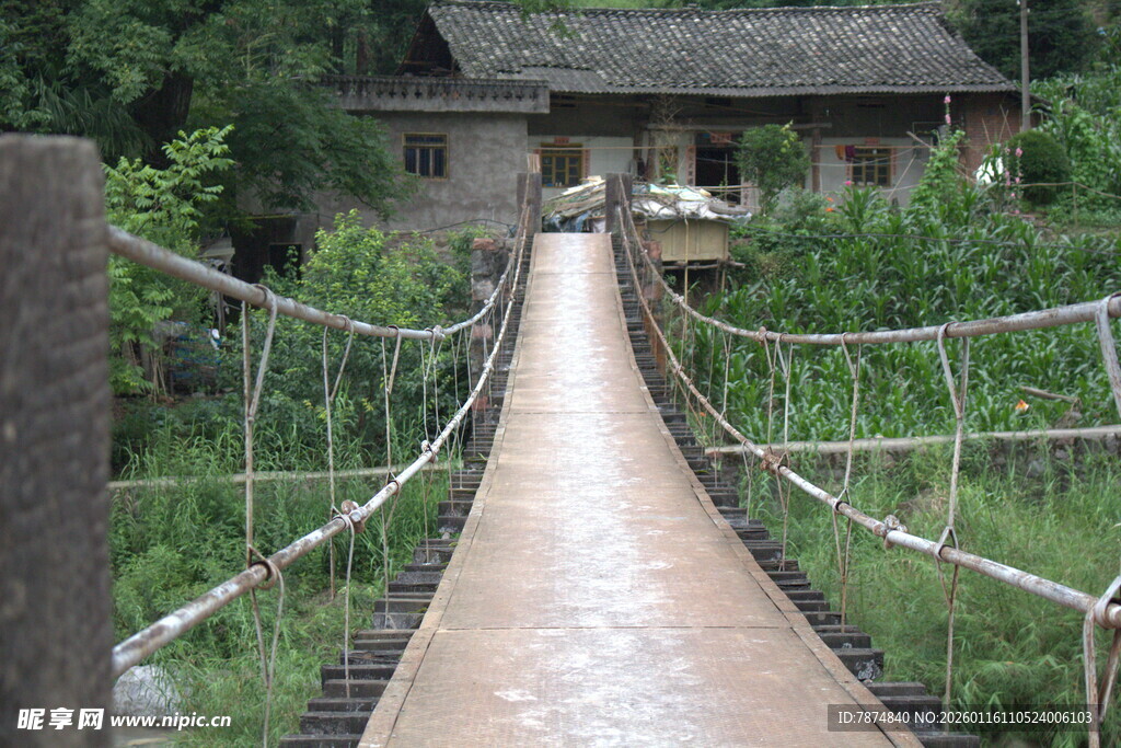 乡村吊桥通向古朴小屋