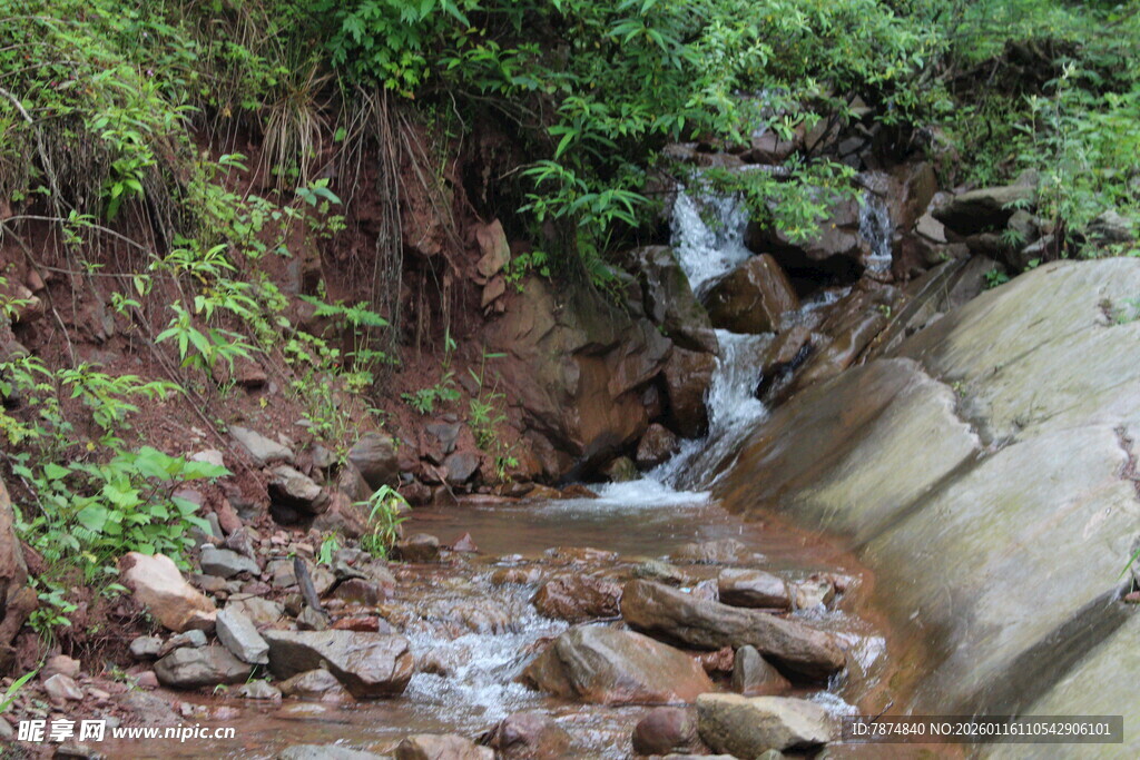 山间溪流瀑布自然美景