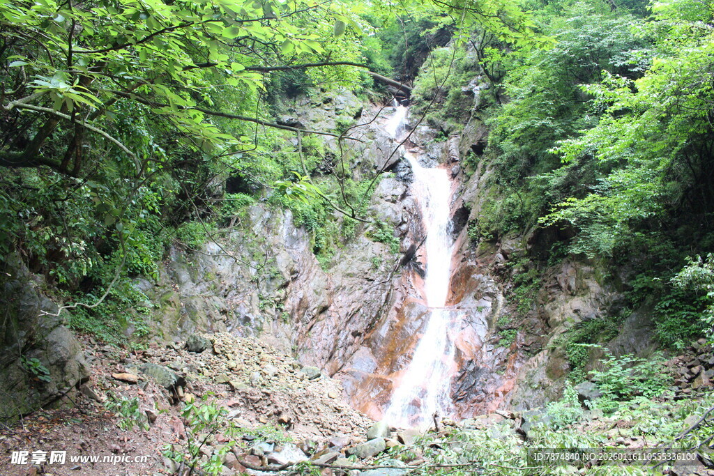 山间瀑布 绿意环绕之景