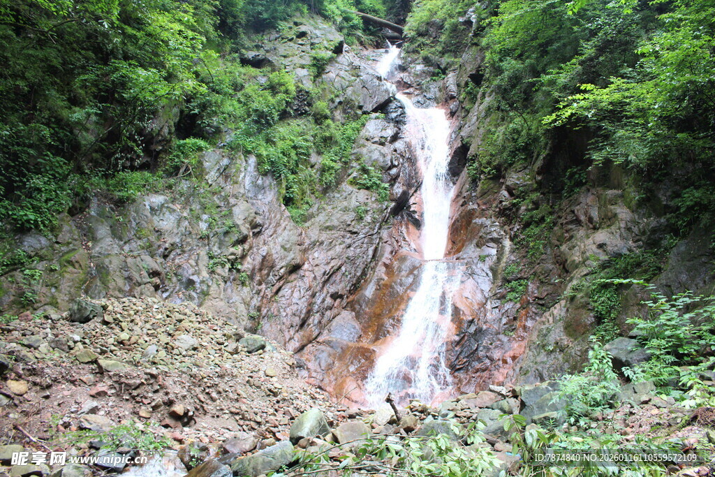山间瀑布 绿意环绕之景