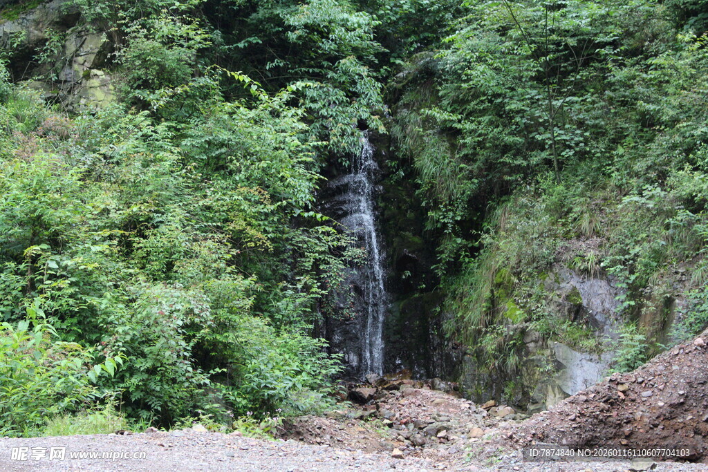 山间隐秘小瀑布景观