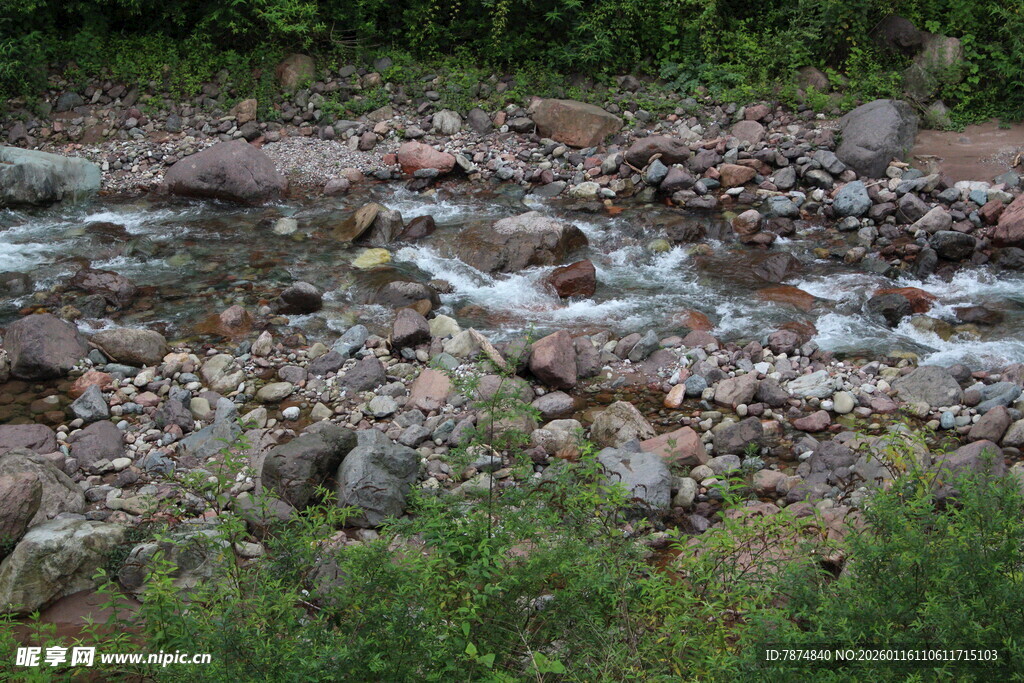 山间溪流与碎石景观