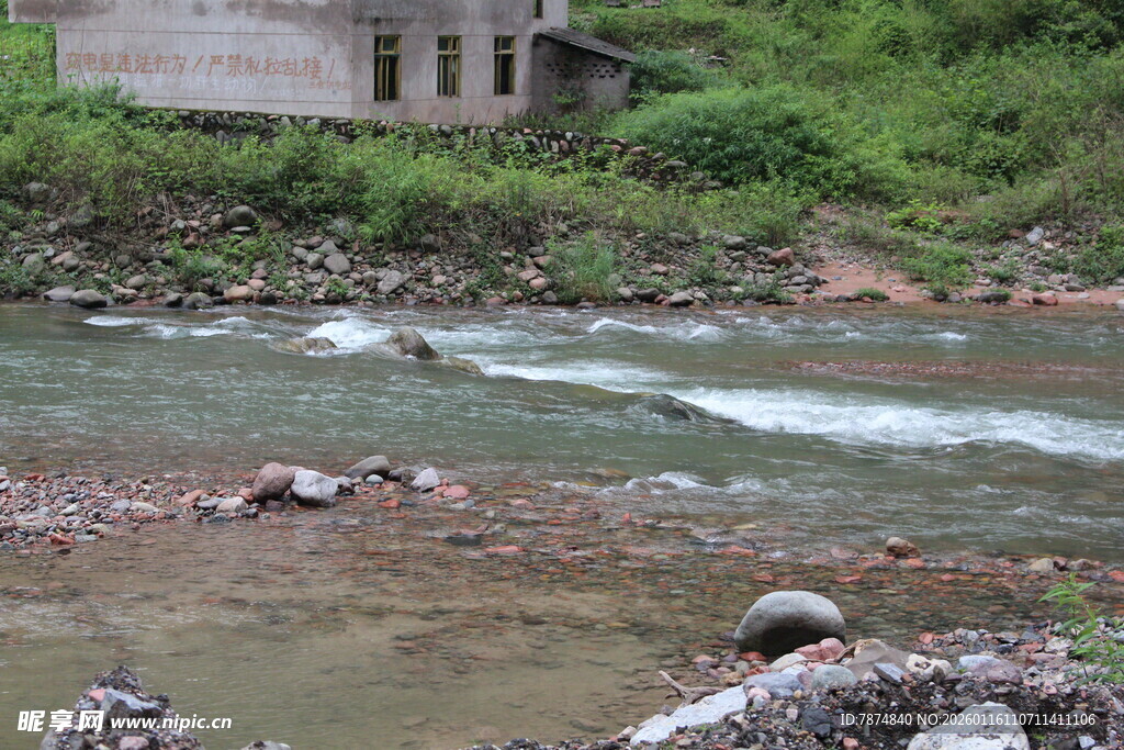 山间溪流旁的古朴建筑