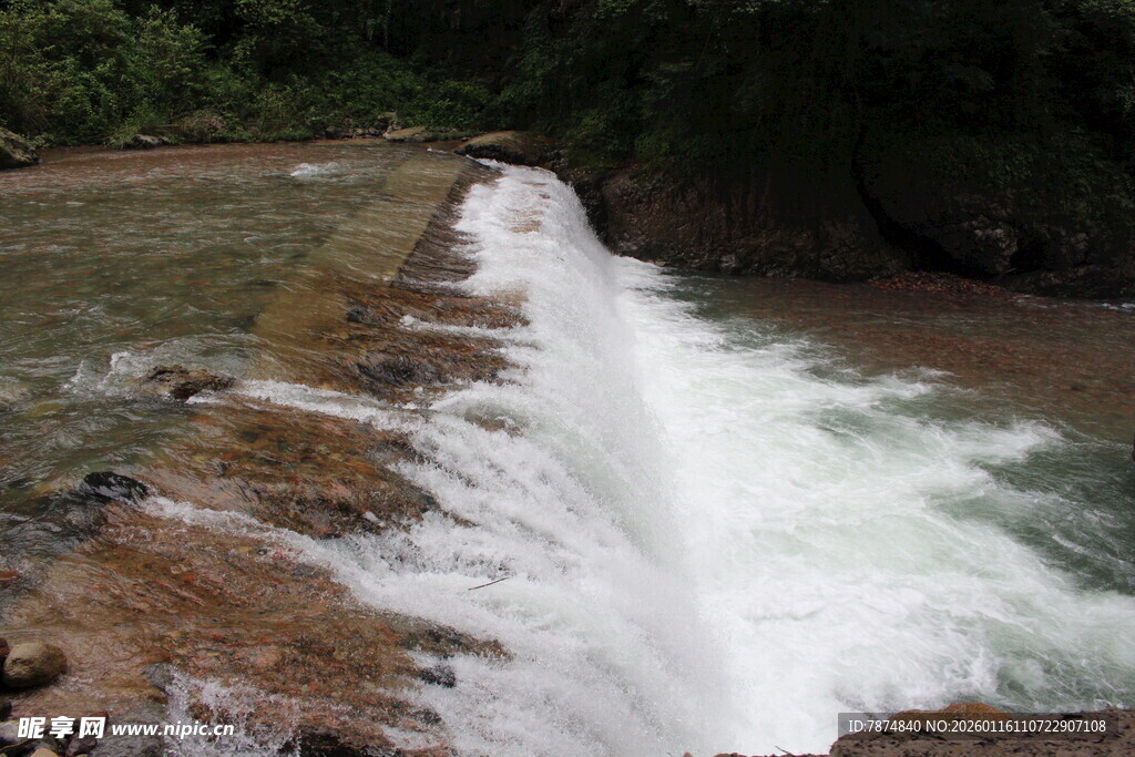 山间小瀑布流水景观