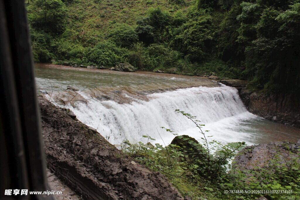 山间小瀑布景观