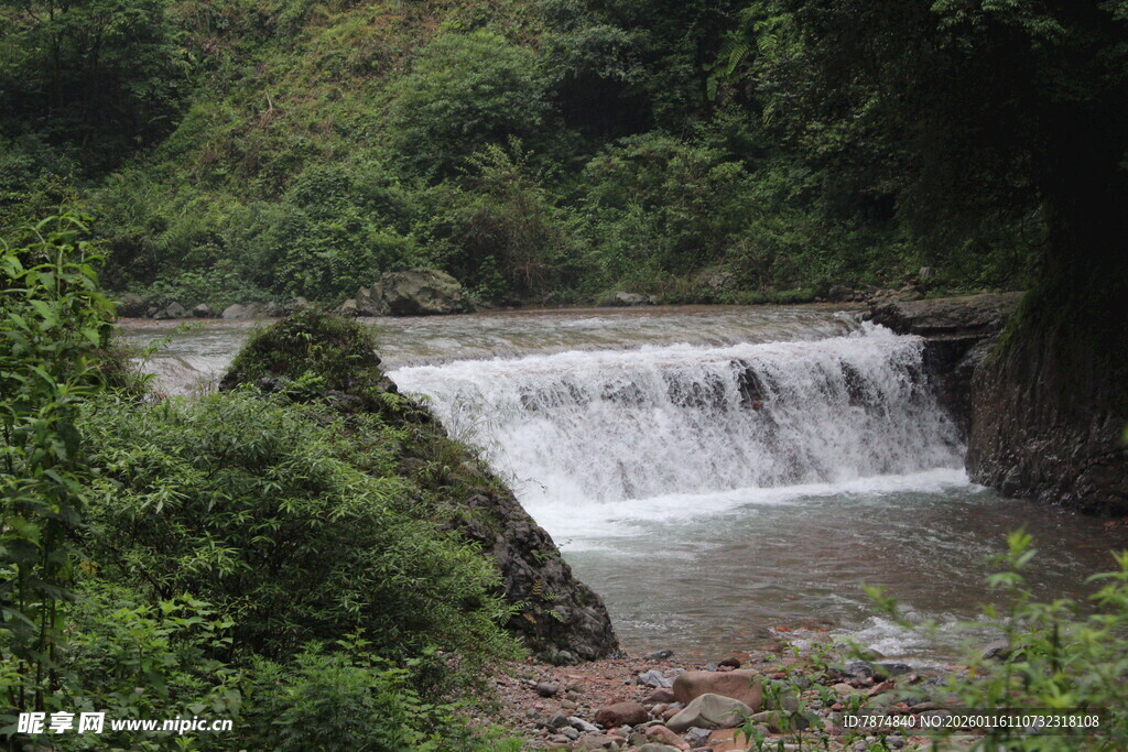 山间小瀑布 绿意环绕