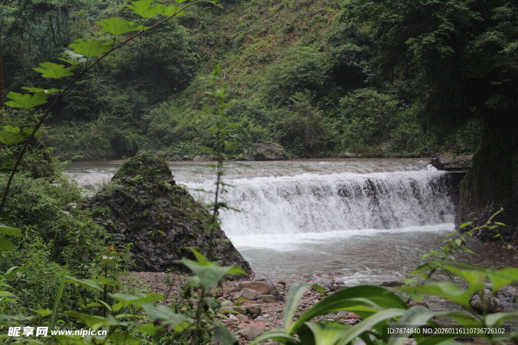 山间小瀑布 绿意环绕