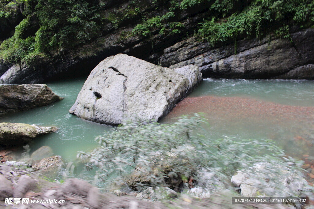 溪边巨石 自然独特景致