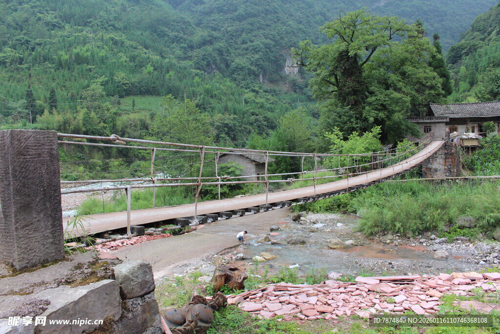 山间古朴吊桥 自然景致