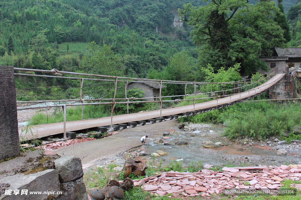 山间吊桥 自然美景如画