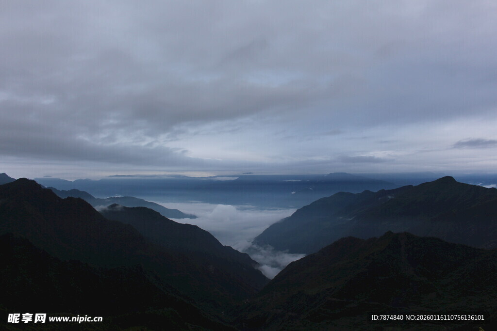 山间云海暮色景观