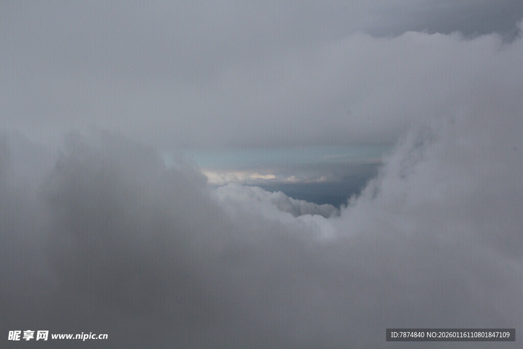 云海中的天空一角