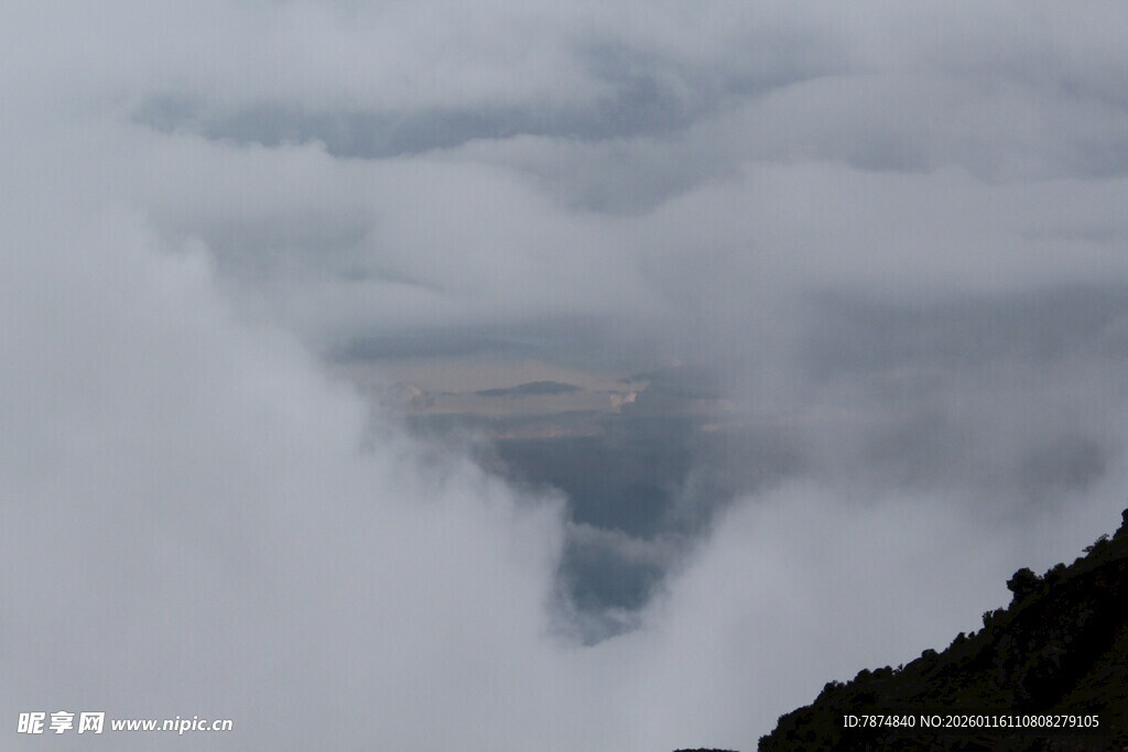 云雾缭绕的山间景致