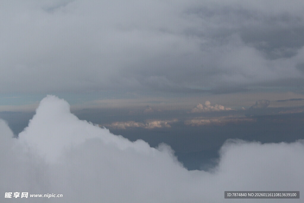 云端之上的壮丽景观