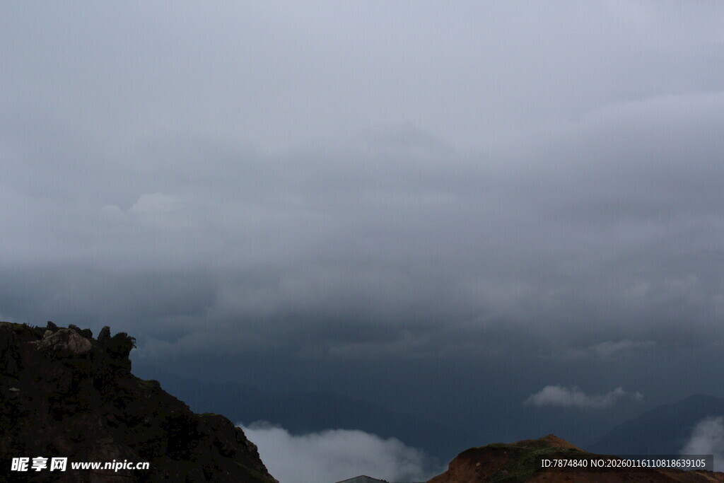 乌云笼罩下的险峻山峦