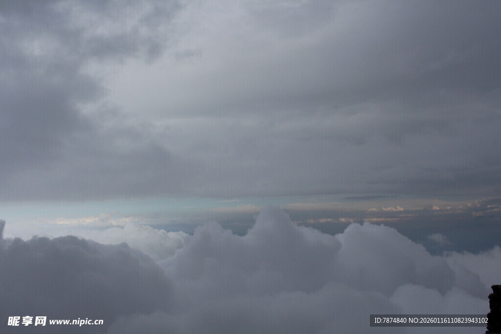 云海之上的阴沉天空