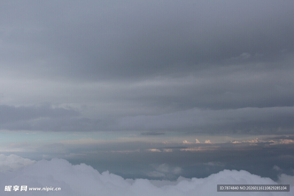 高空云海间的阴沉天际