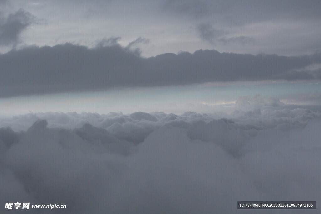 高空云海间的阴沉景致