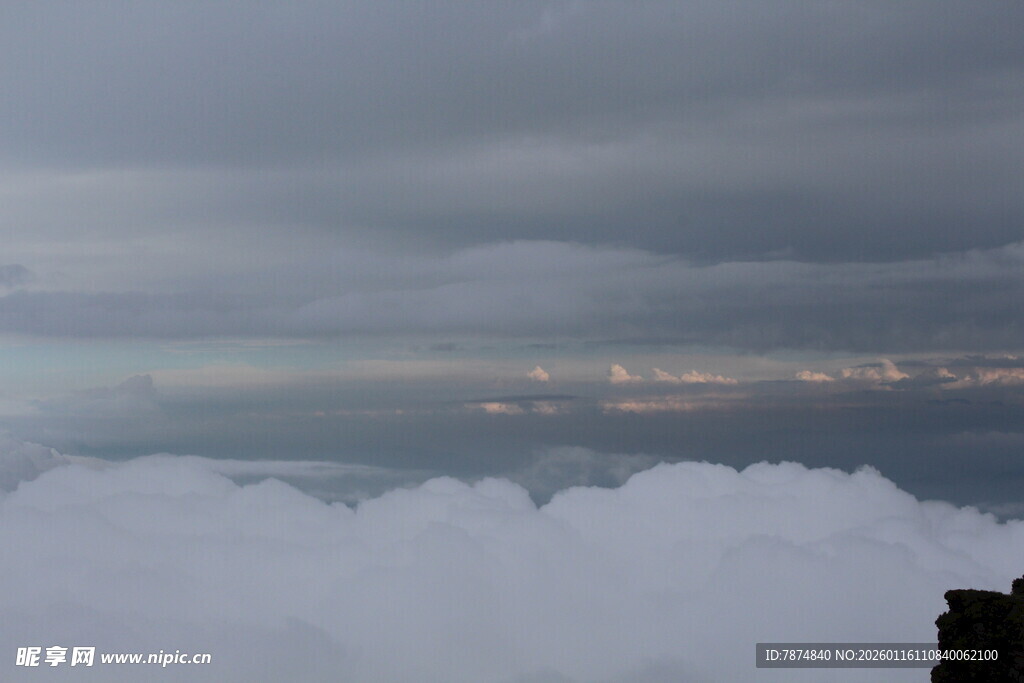 云海之上的壮丽景观