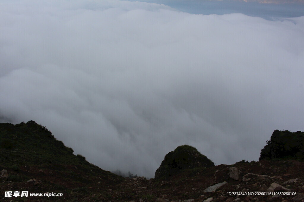 高山云海壮丽景观