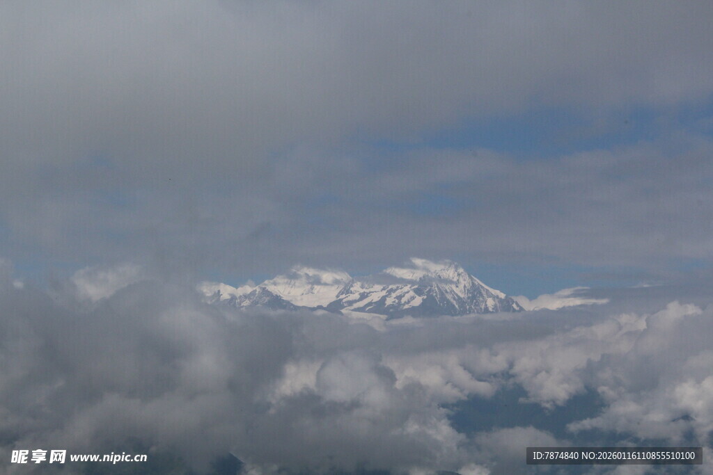 云海之上的雪山美景