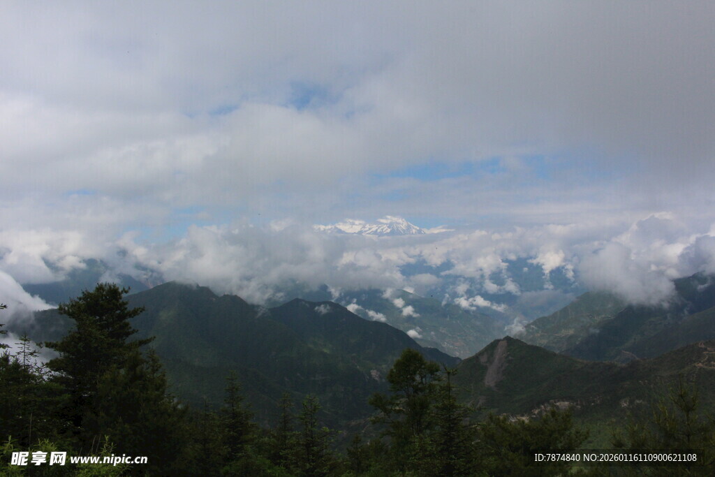 山峦云海间的壮丽景致