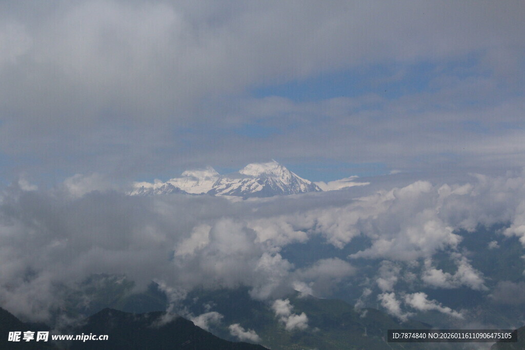 云雾缭绕中的壮丽雪山