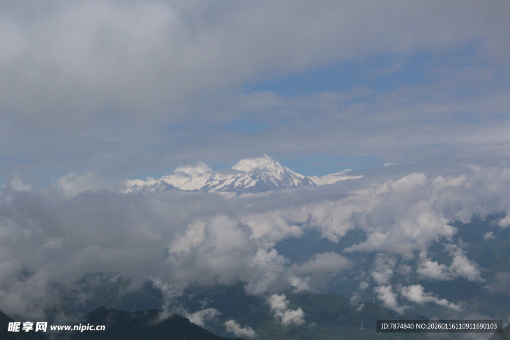 云海之上的巍峨雪山