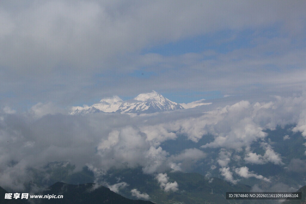 云雾缭绕的壮丽雪山景观