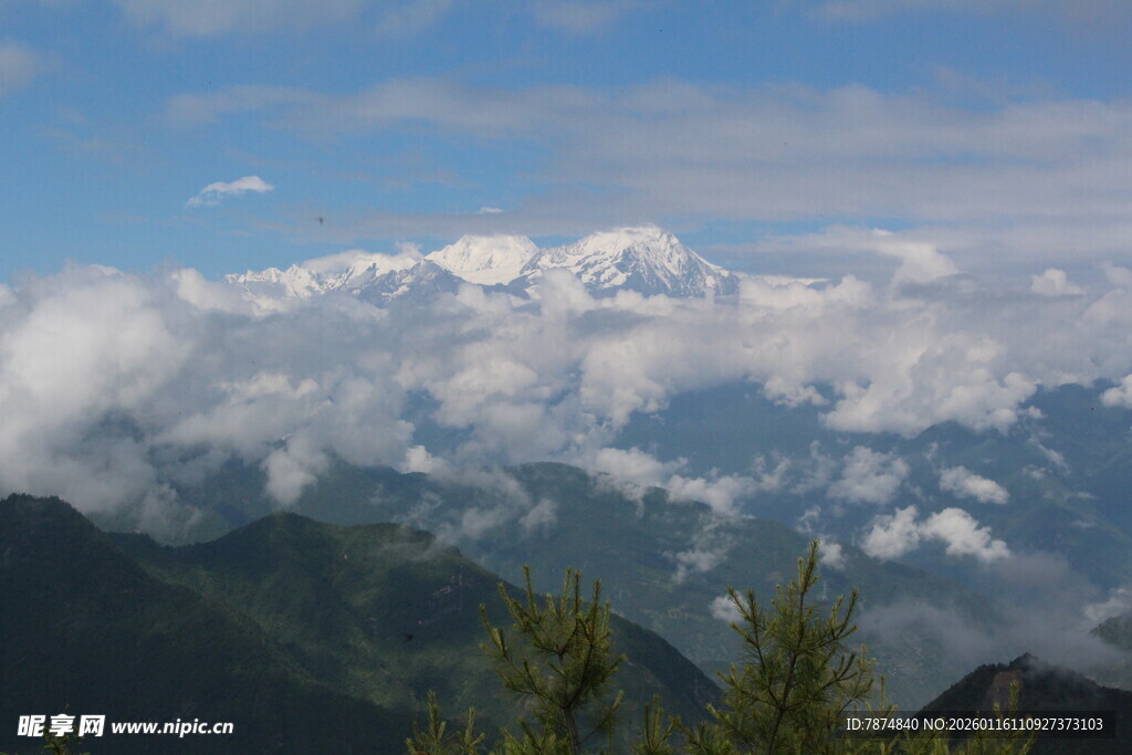雪山云海间的壮美风光