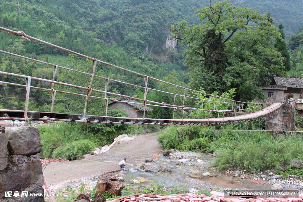 山间吊桥横跨潺潺溪流