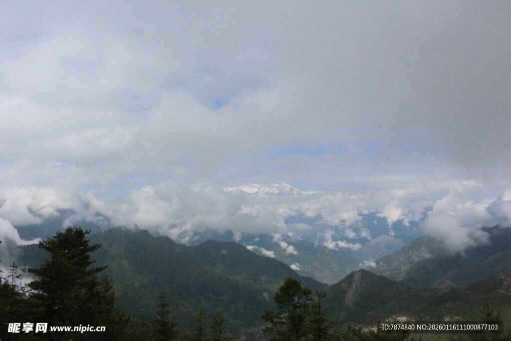 山峦云海间的自然美景