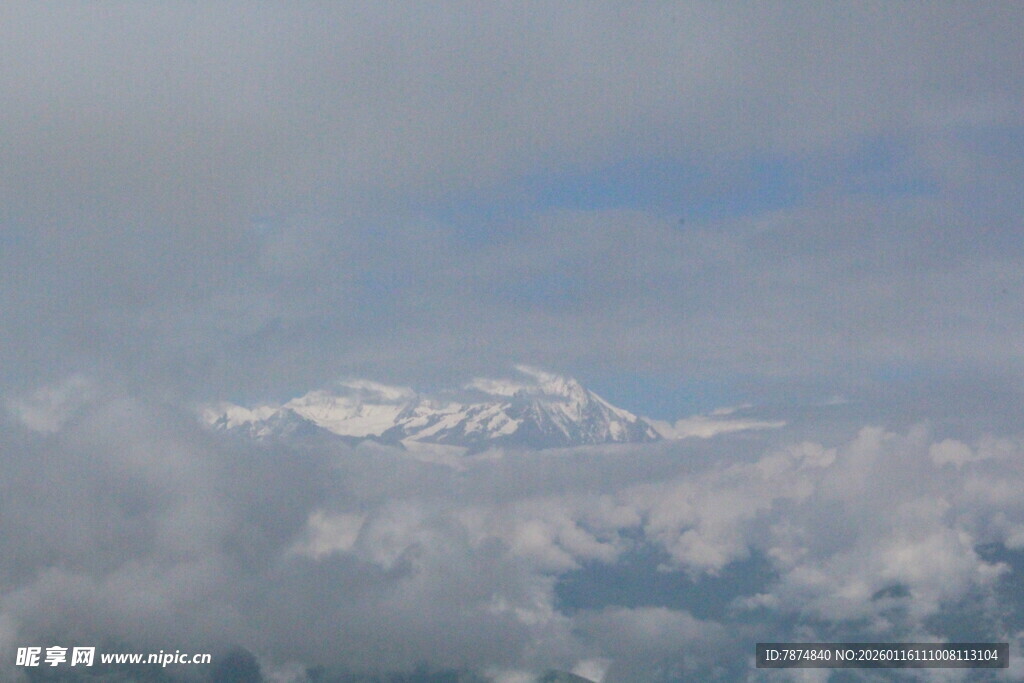 云海之上的巍峨雪山