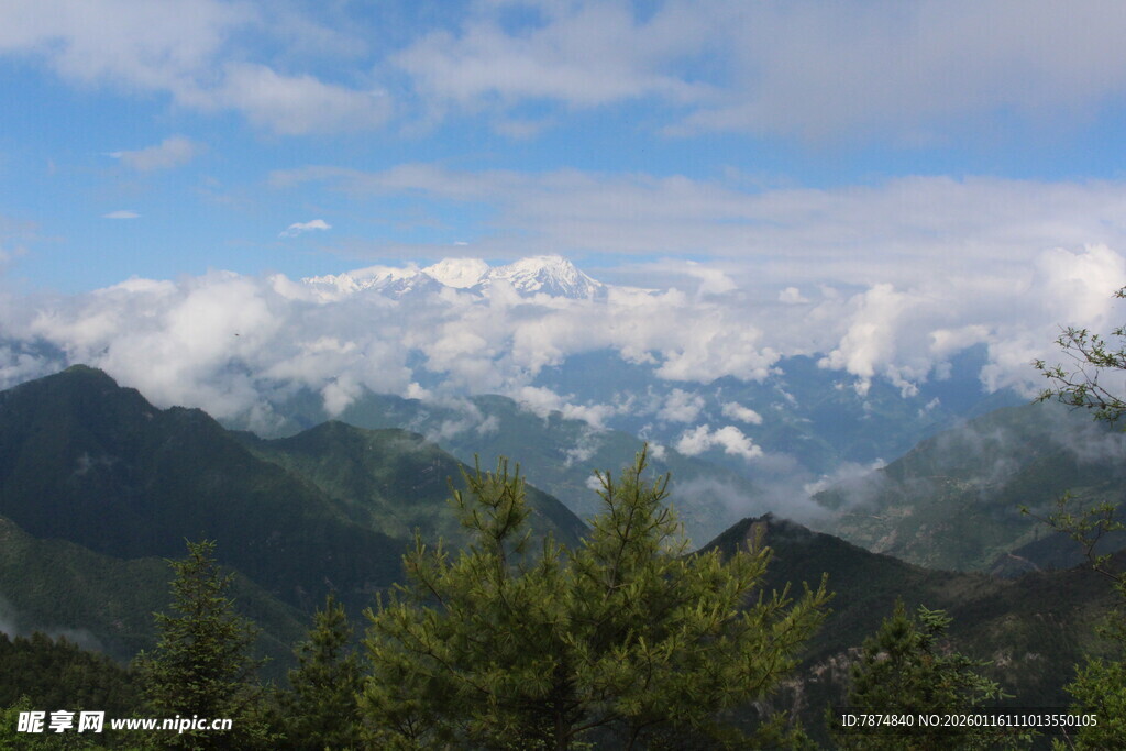 山峦云海间的壮丽景致