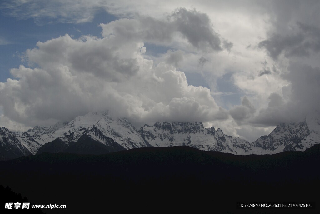 壮丽雪山与云海景观