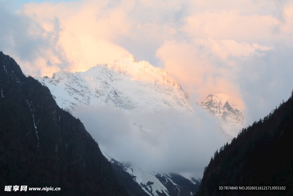 壮丽雪山云海美景