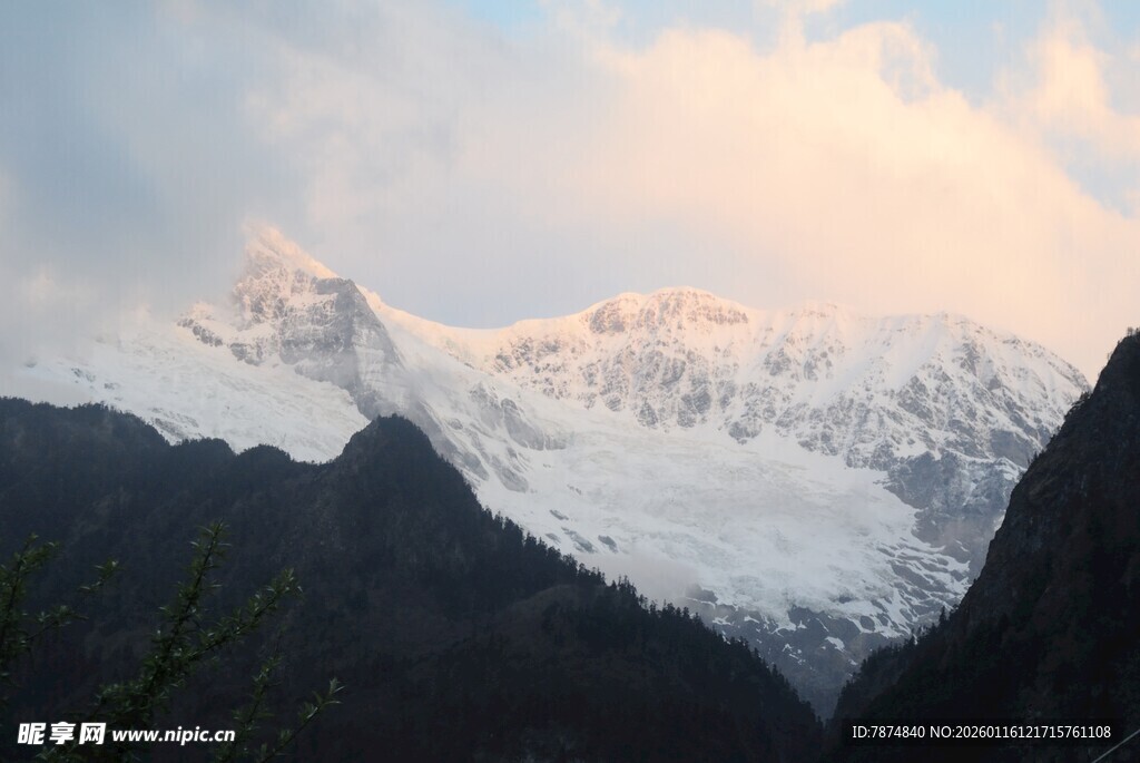 雪山壮丽美景