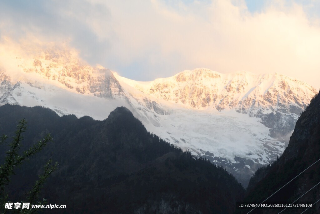 雪山壮丽美景