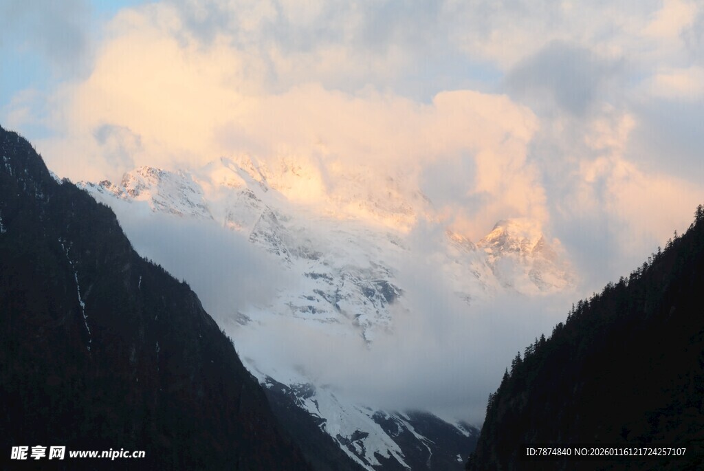 雪山云海壮丽自然景观