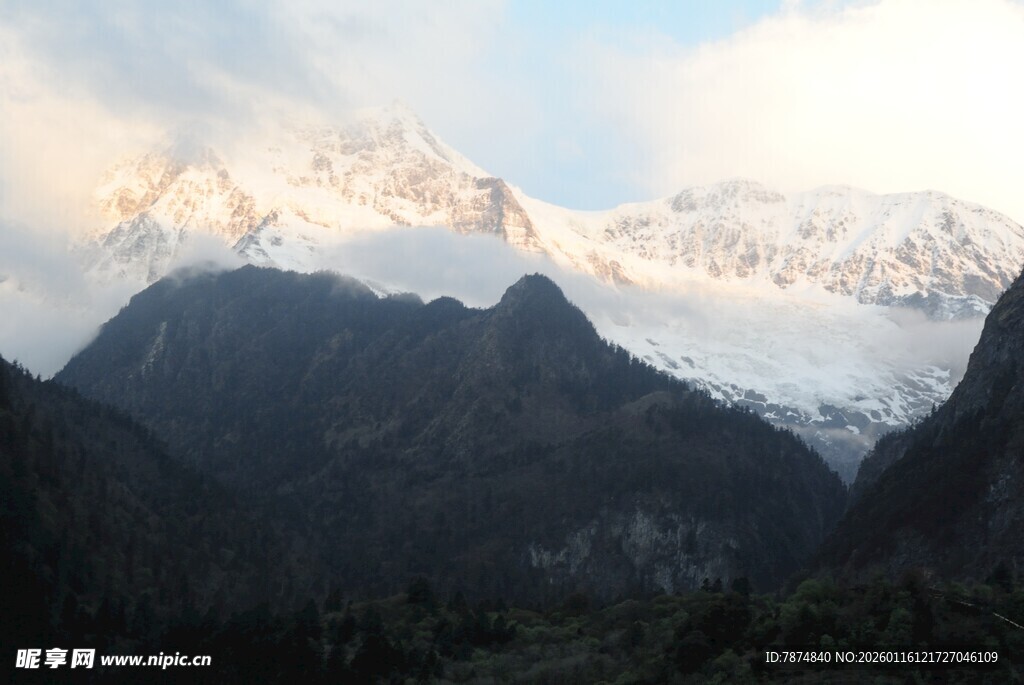 壮丽雪山景观