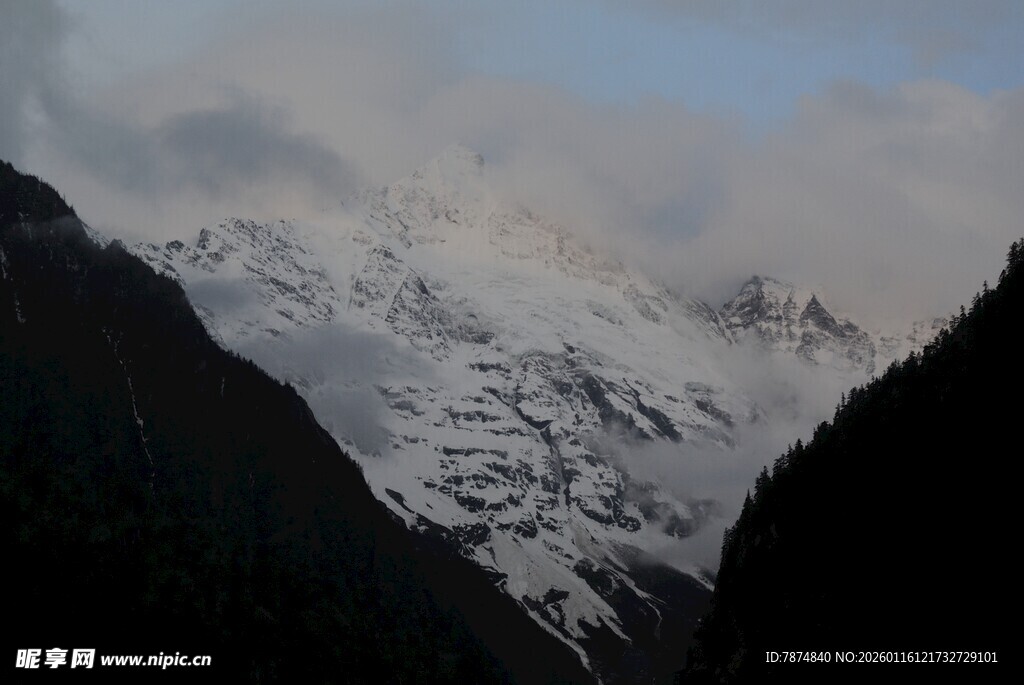 雪山壮丽景色