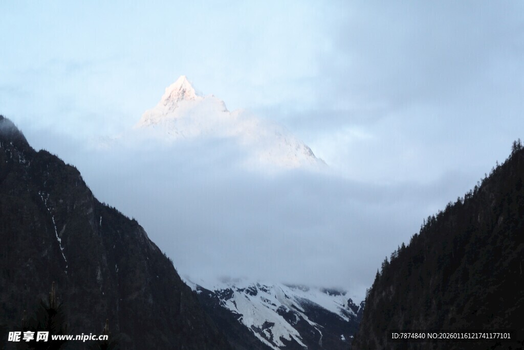 雪山云海间的壮丽山峰