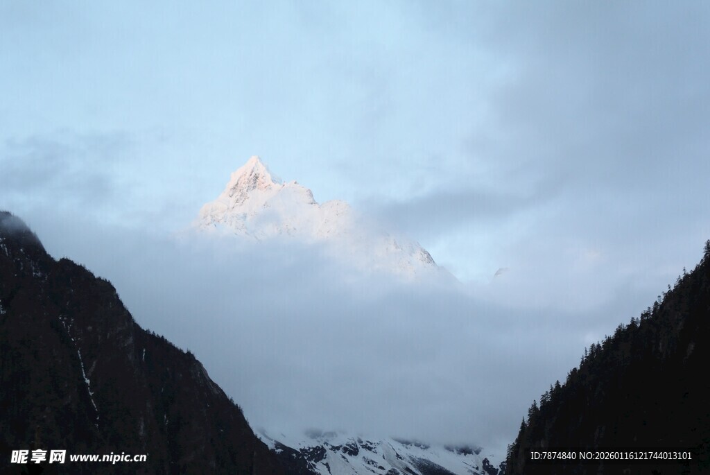 山间云雾缭绕的壮丽山峰