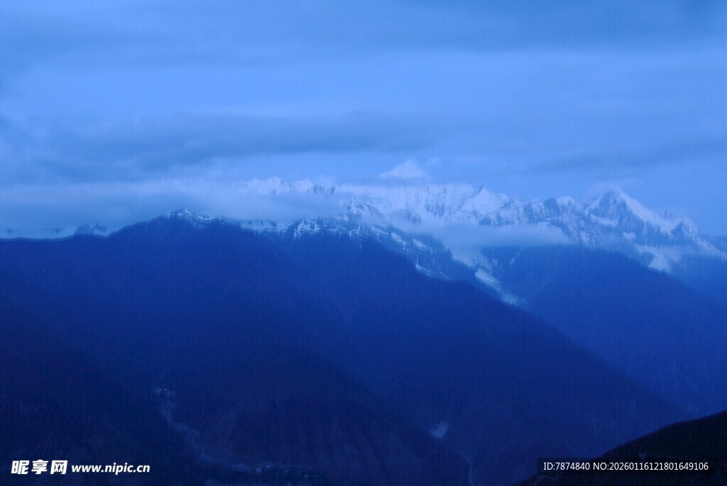 雪山暮色美景